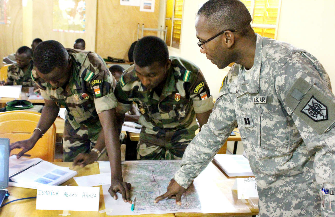 U.S. Army Captain advises Nigerien Army. (Oct 2015, Photo U.S. Army)
