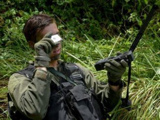 SERE Specialist helps Pilot Using Survival Mirror (photo by Airman Shawna L. Keyes, USAF, Aug 5, 2016)
