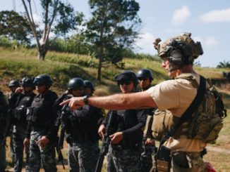 SF trainer in Panama explains ranger procedures to Panamanian counterterrorism security forces in Panama. (photo by SSG Osvaldo Equite SOCSouth, Jan 20, 2018).