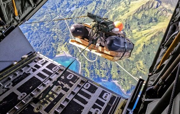 Navy SEALs infil on ARCTIC EDGE 25 exercise in Alaska with CRRC.